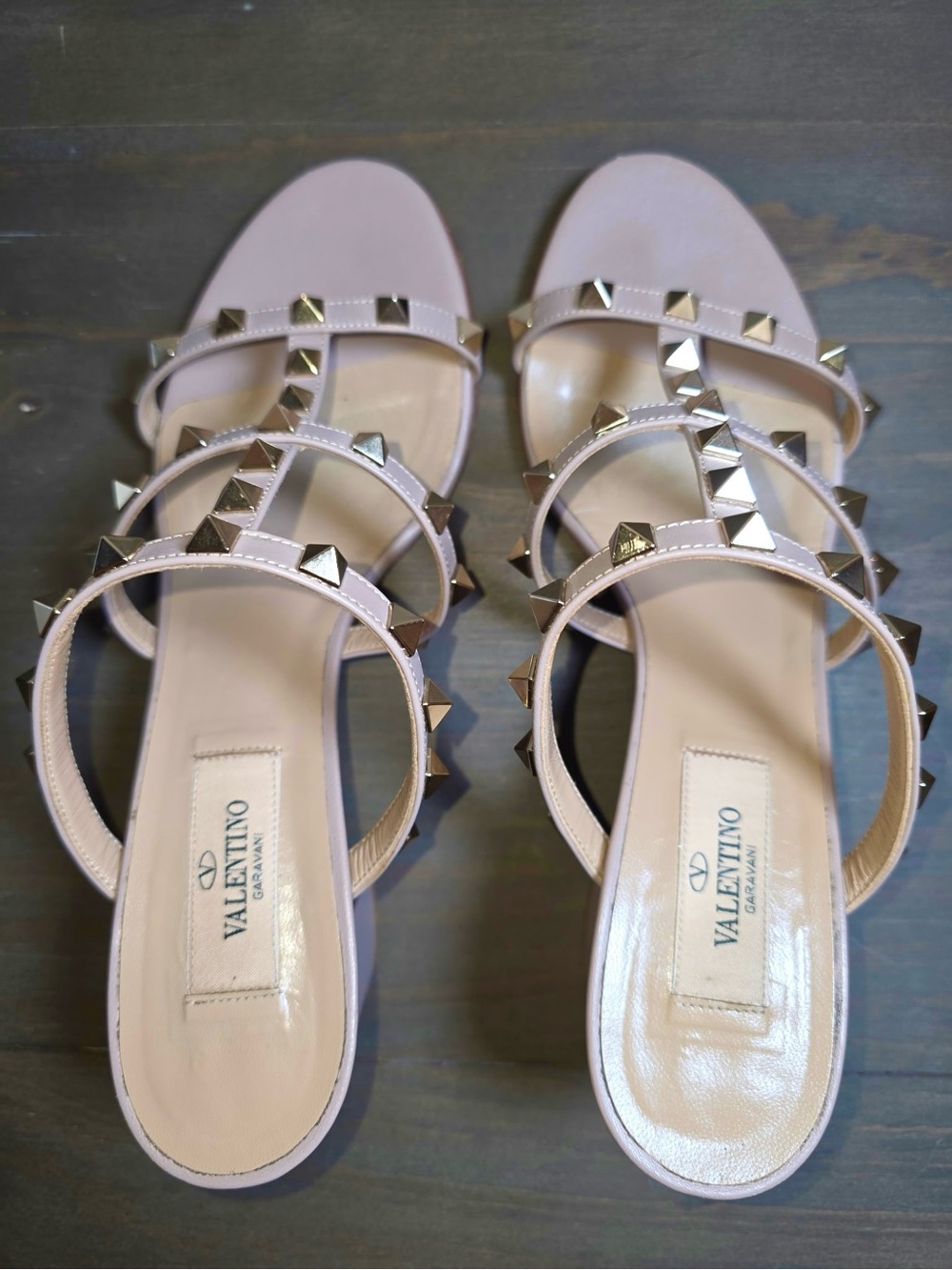 Valentino Garavani Beige Leather Pyramid-Stud Slide Sandal - Picture 5 of 11